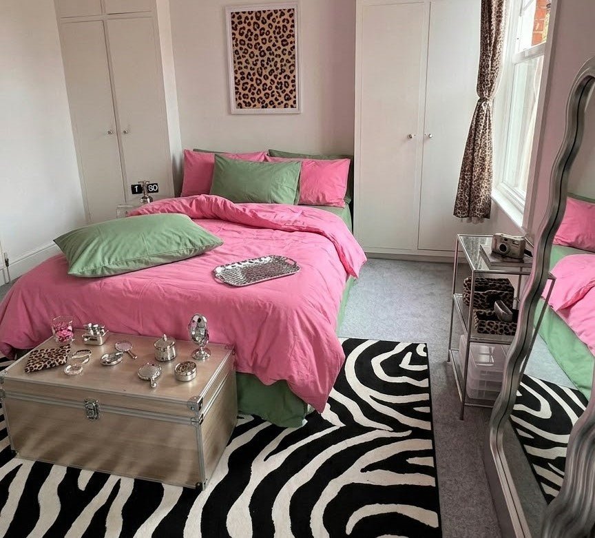 Turn Your Room Into a 2000s Dream: Y2K Aesthetic Decor Ideas for Summer 2025🎧✩ - Ever Lasting