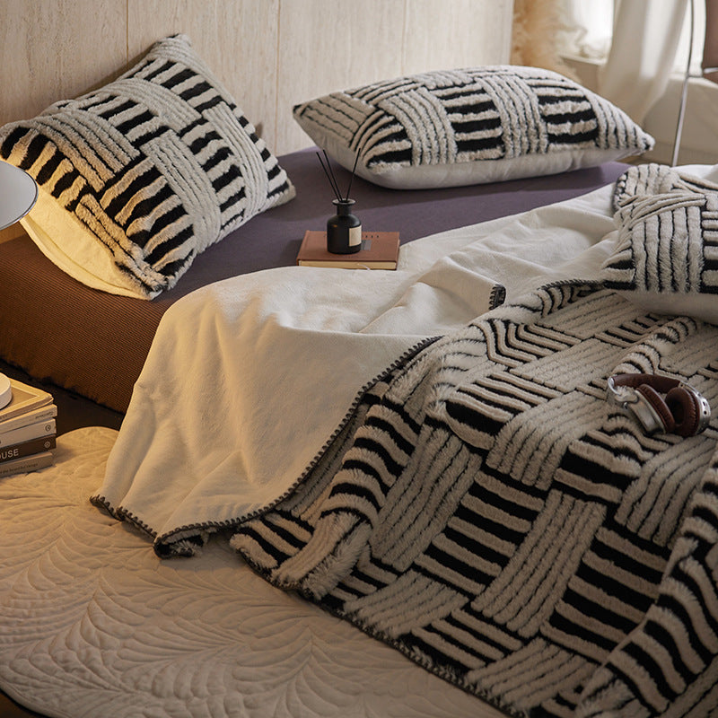 Annabelle Fleece Throw Blanket / Brown