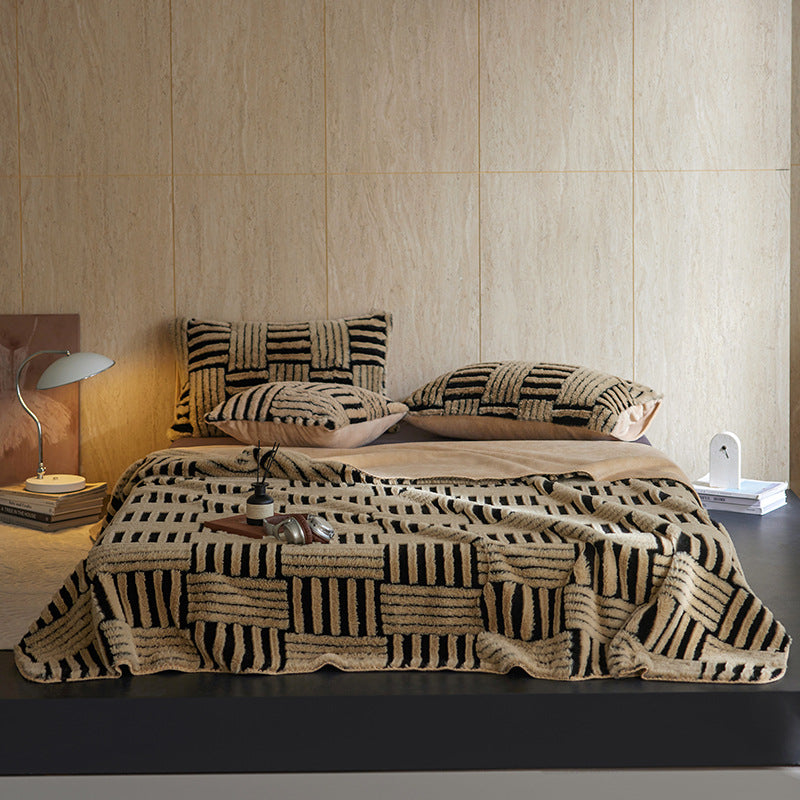 Annabelle Fleece Throw Blanket / Brown