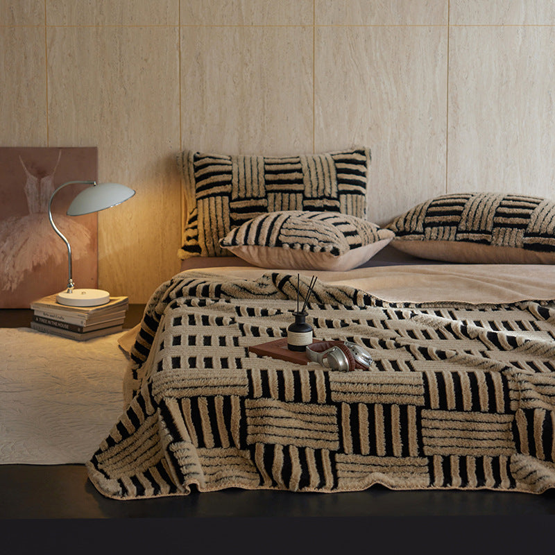 Annabelle Fleece Throw Blanket / Brown