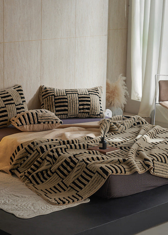 Annabelle Fleece Throw Blanket / Brown