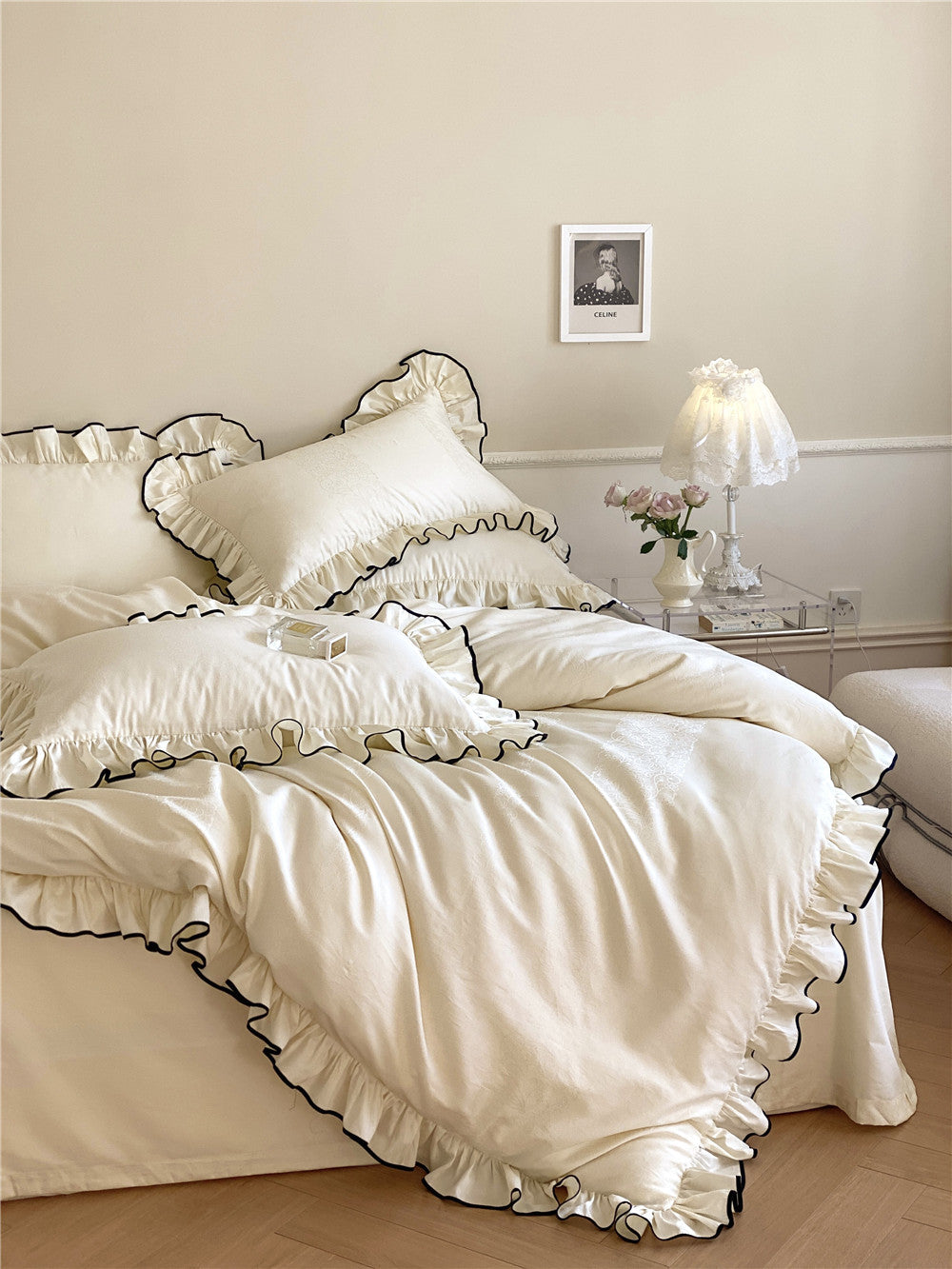 Silky Ruffle Bedding Set / White