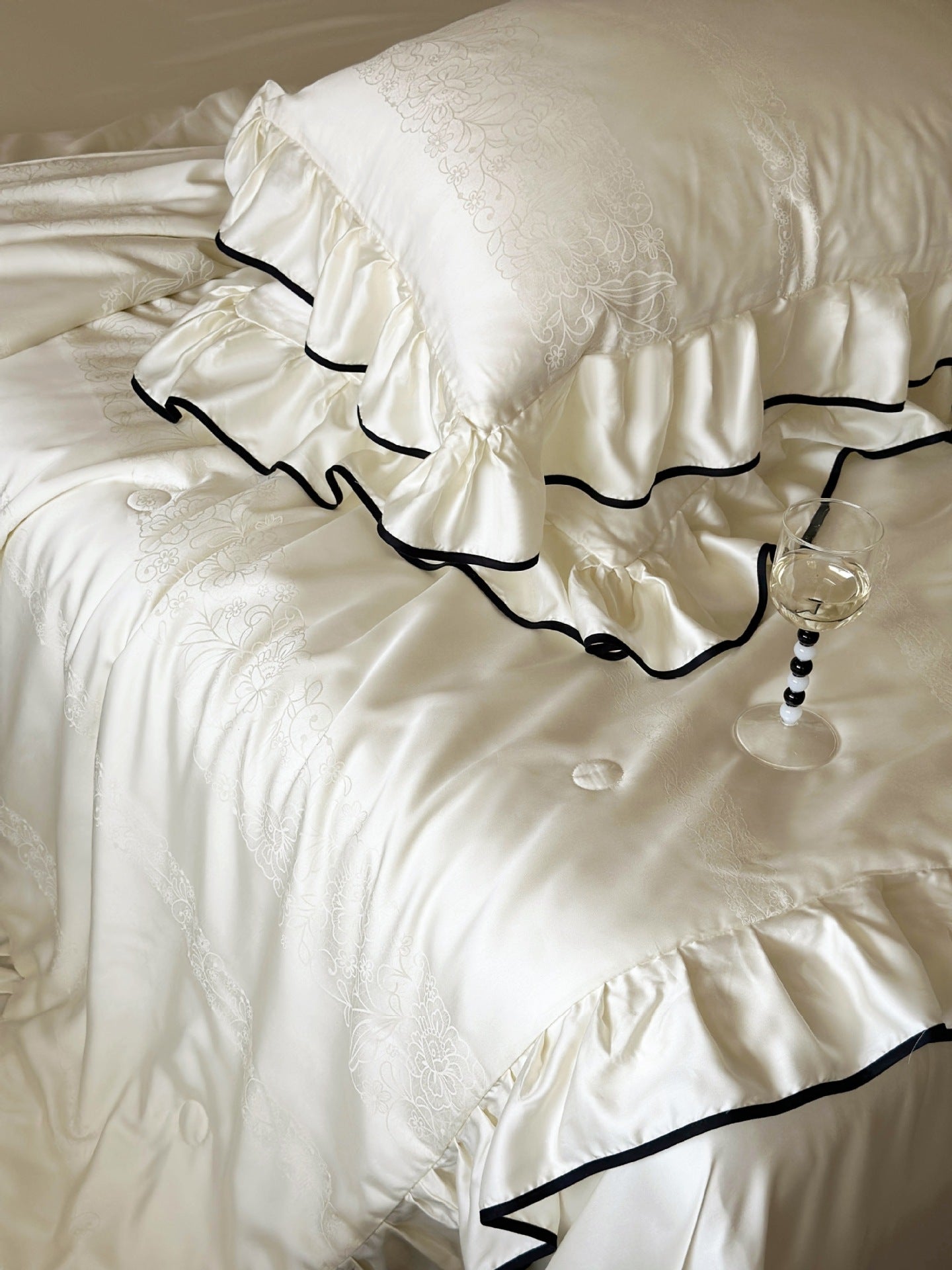 Silky Ruffle Blanket Comforter Set / White Bedding