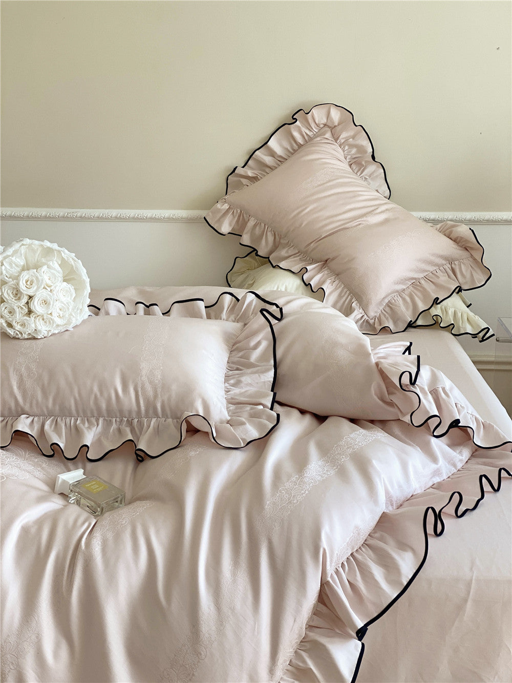 Silky Ruffle Bedding Set / White