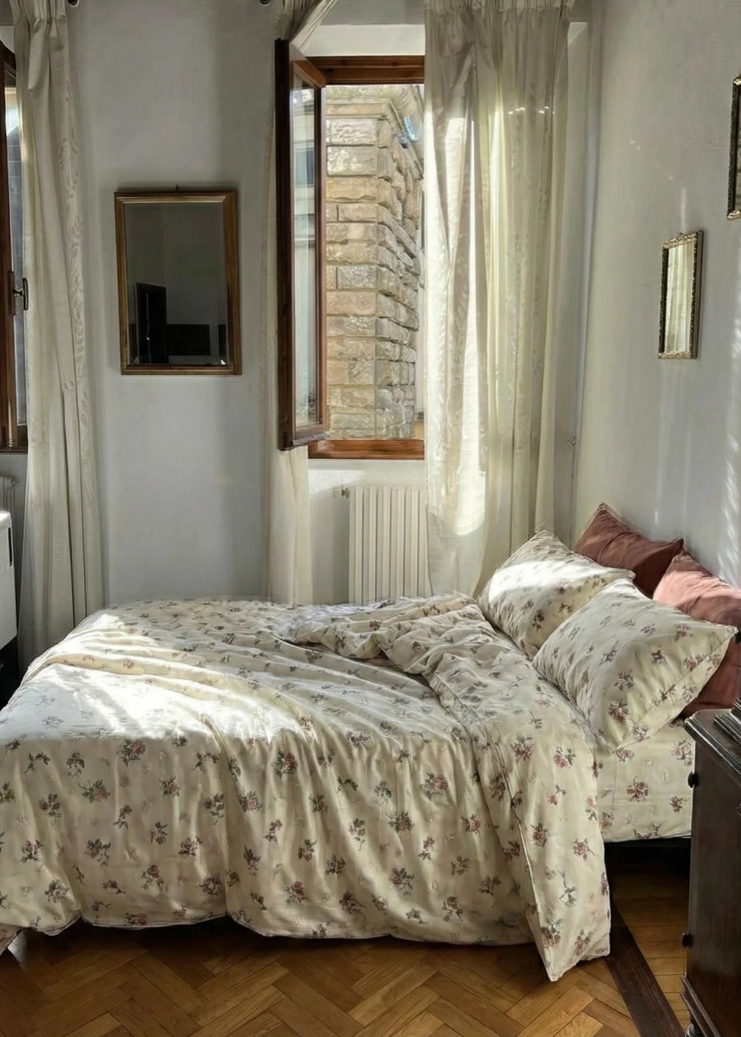 Vintage Inspired Floral Small Room Bedding Set / Brown + Beige