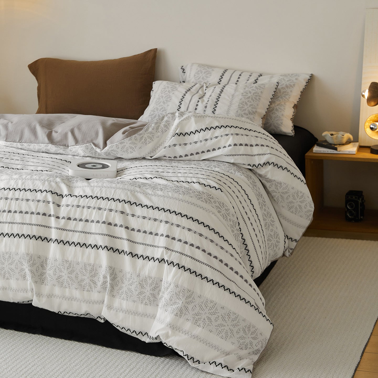 - Ever Lasting - Adriana Jacquard Bedding Set / Black + White - Bedding Set - Ever Lasting