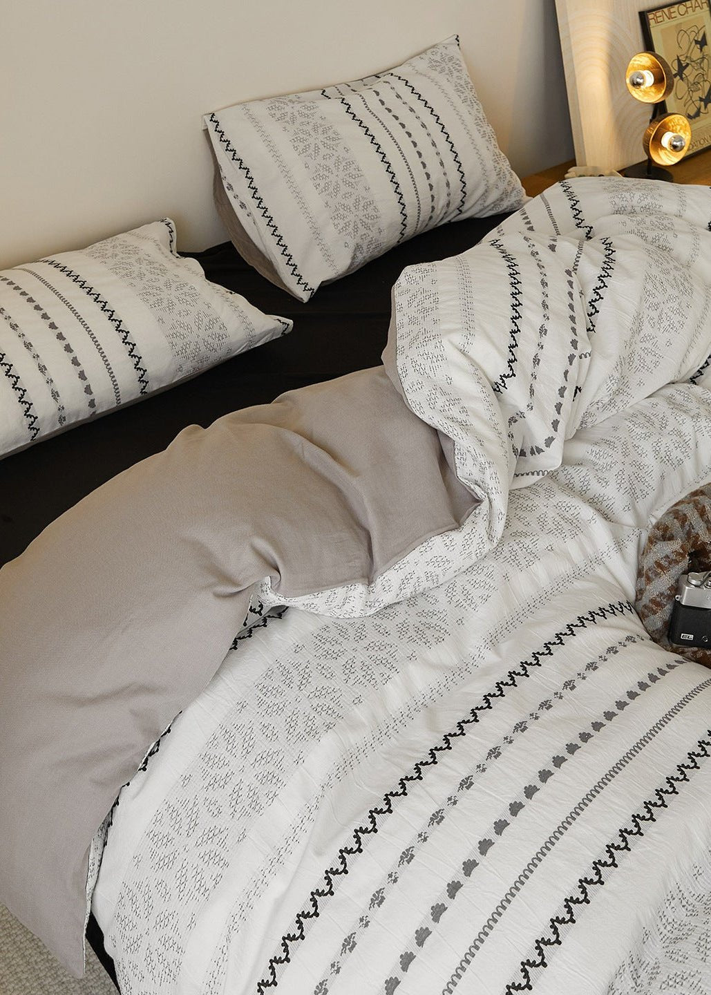 - Ever Lasting - Adriana Jacquard Bedding Set / Black + White - Bedding Set - Ever Lasting