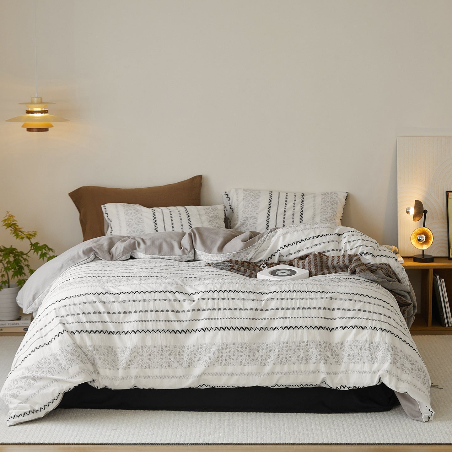 - Ever Lasting - Adriana Jacquard Bedding Set / Black + White - Bedding Set - Ever Lasting