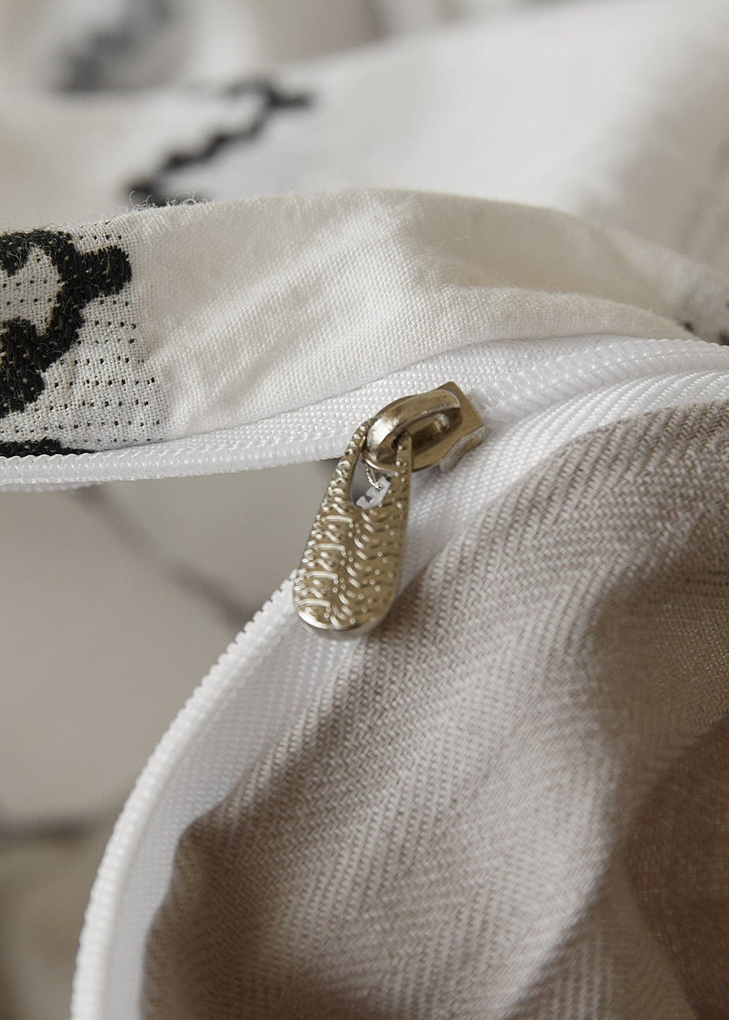 - Ever Lasting - Adriana Jacquard Bedding Set / Black + White - Bedding Set - Ever Lasting