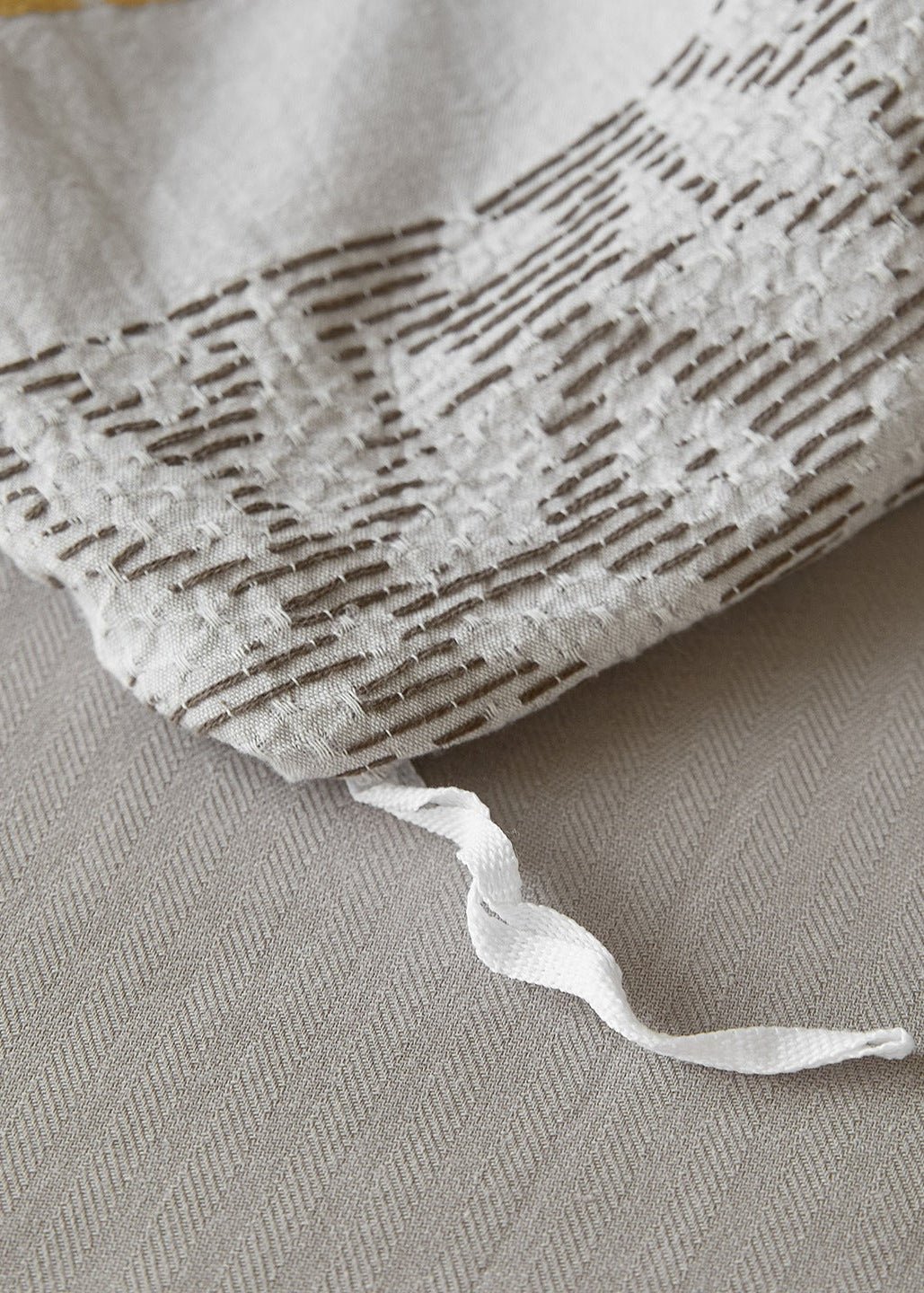 - Ever Lasting - Adriana Jacquard Bedding Set / Black + White - Bedding Set - Ever Lasting