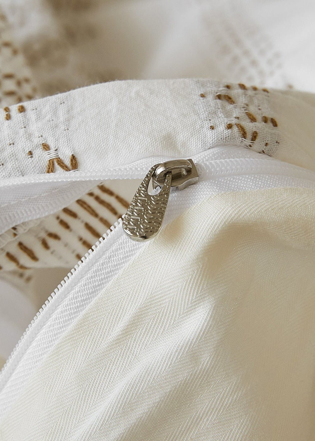 - Ever Lasting - Adriana Jacquard Bedding Set / Black + White - Bedding Set - Ever Lasting