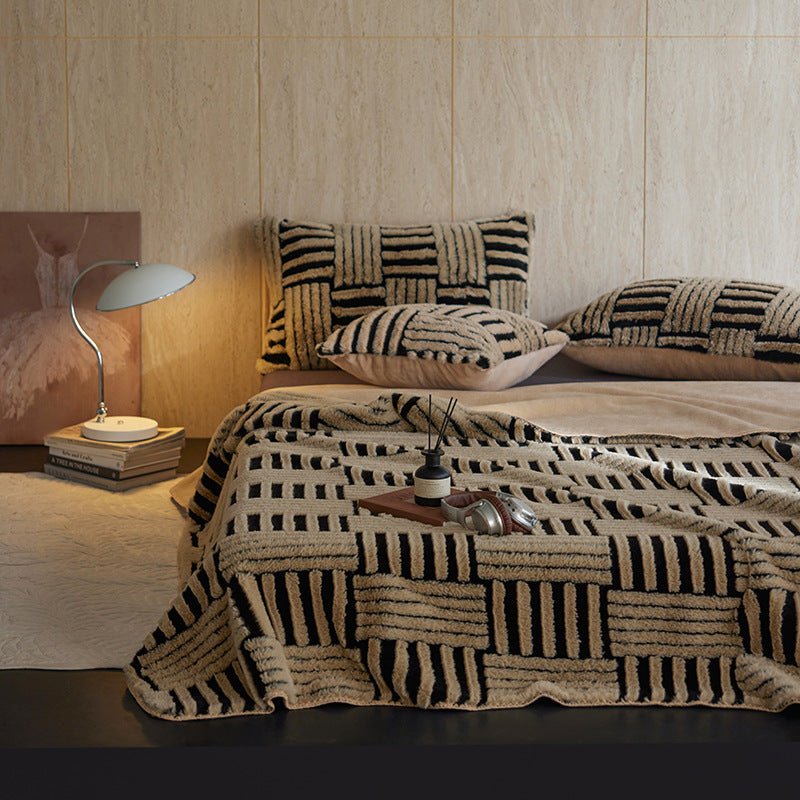 - Ever Lasting - Annabelle Fleece Throw Blanket / Brown - Blankets - Ever Lasting