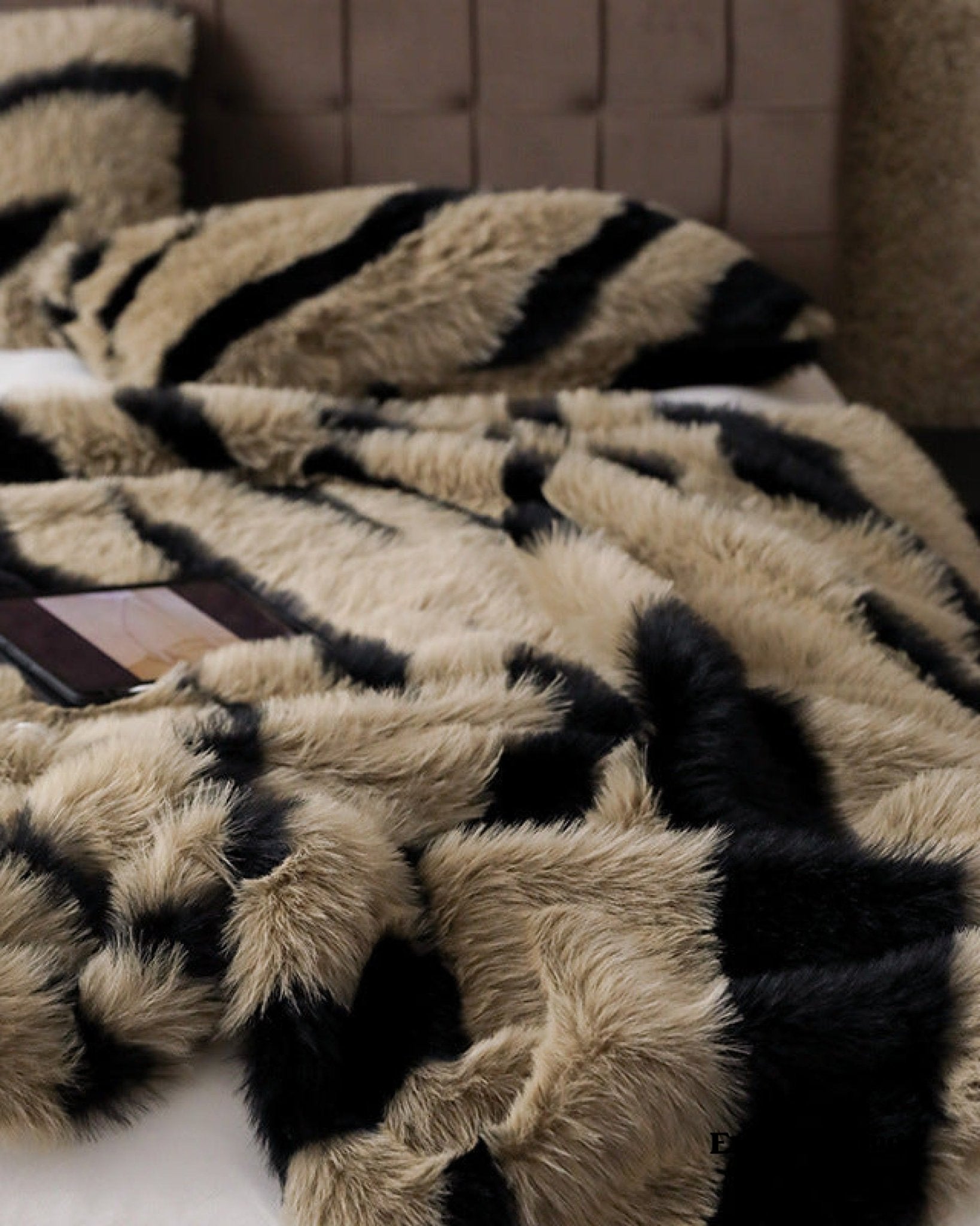 Classic Zebra Print Blanket & Pillows / White - Ever Lasting