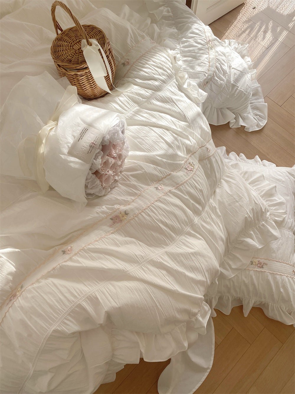 - Ever Lasting - Embroidered Lace Ruffle Bedding Set / Pink - Bedding Set - Ever Lasting