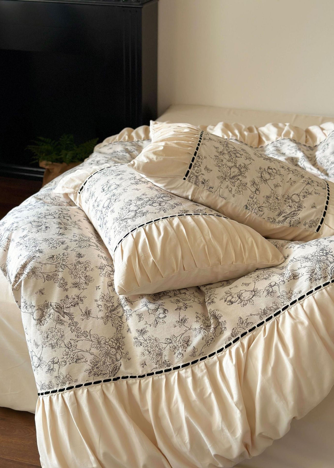 - Ever Lasting - French Black Lace Bedding Set / Cream - Bedding Set - Ever Lasting