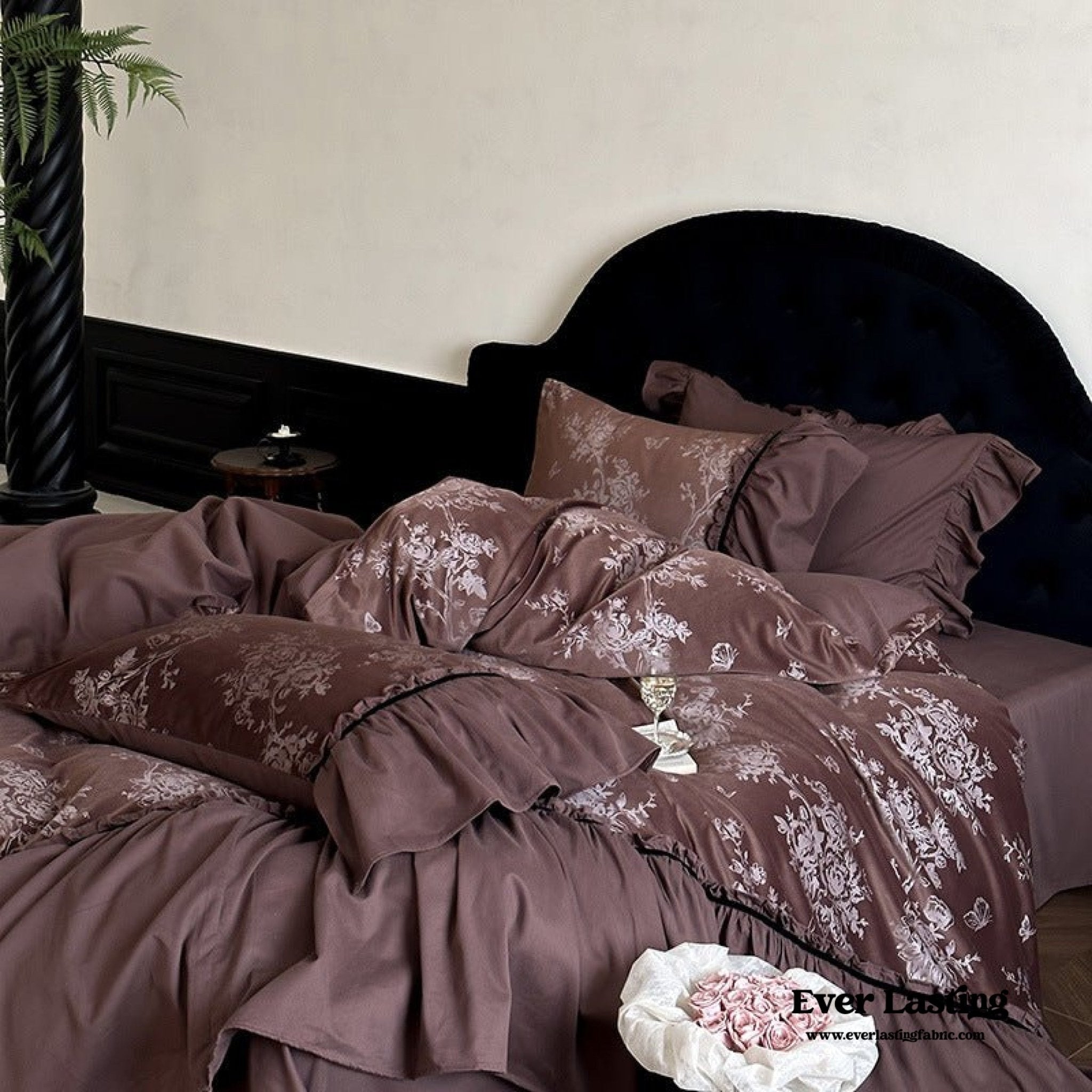 Jacquard Gilded Velvet Ruffled Bedding Set / Black - Ever Lasting