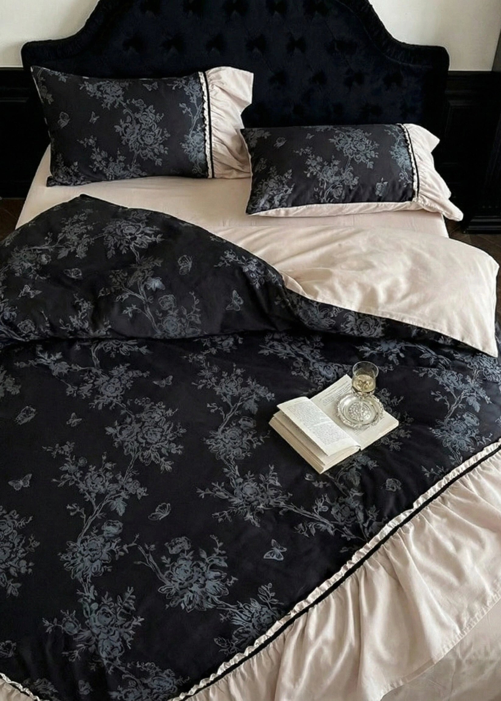 - Ever Lasting - Jacquard Gilded Velvet Ruffled Bedding Set / Black - Bedding Set - Ever Lasting