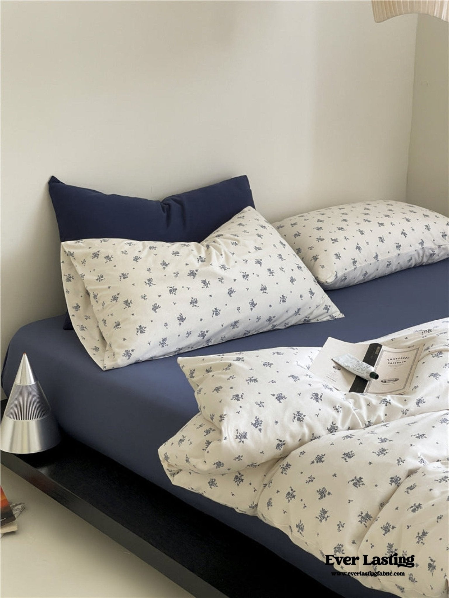 Jersey Knit Cotton Floral Bedding Set / White + Dark Blue - Ever Lasting