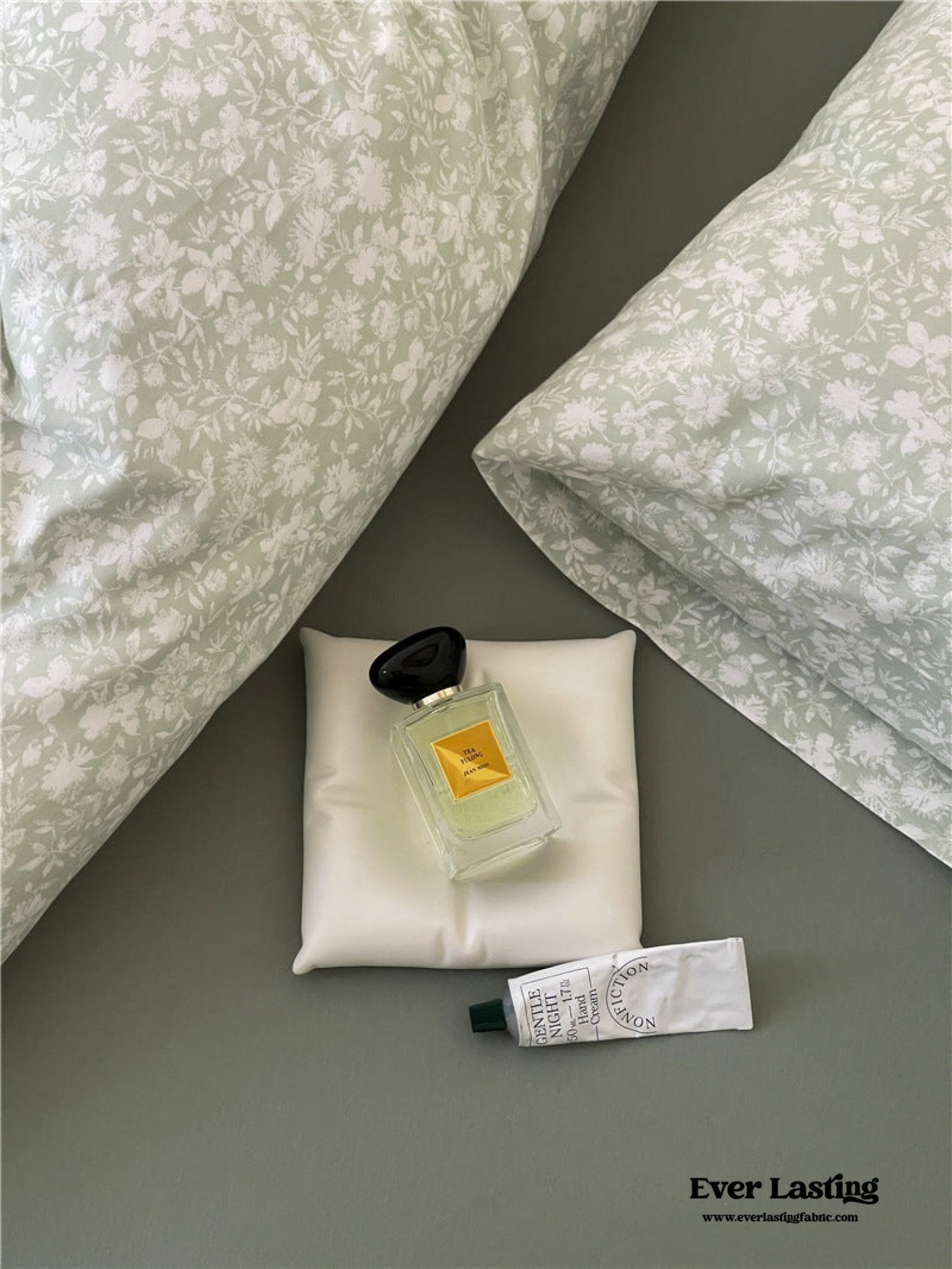 Jersey Knit Cotton Floral Bedding Set / White + Dark Blue - Ever Lasting