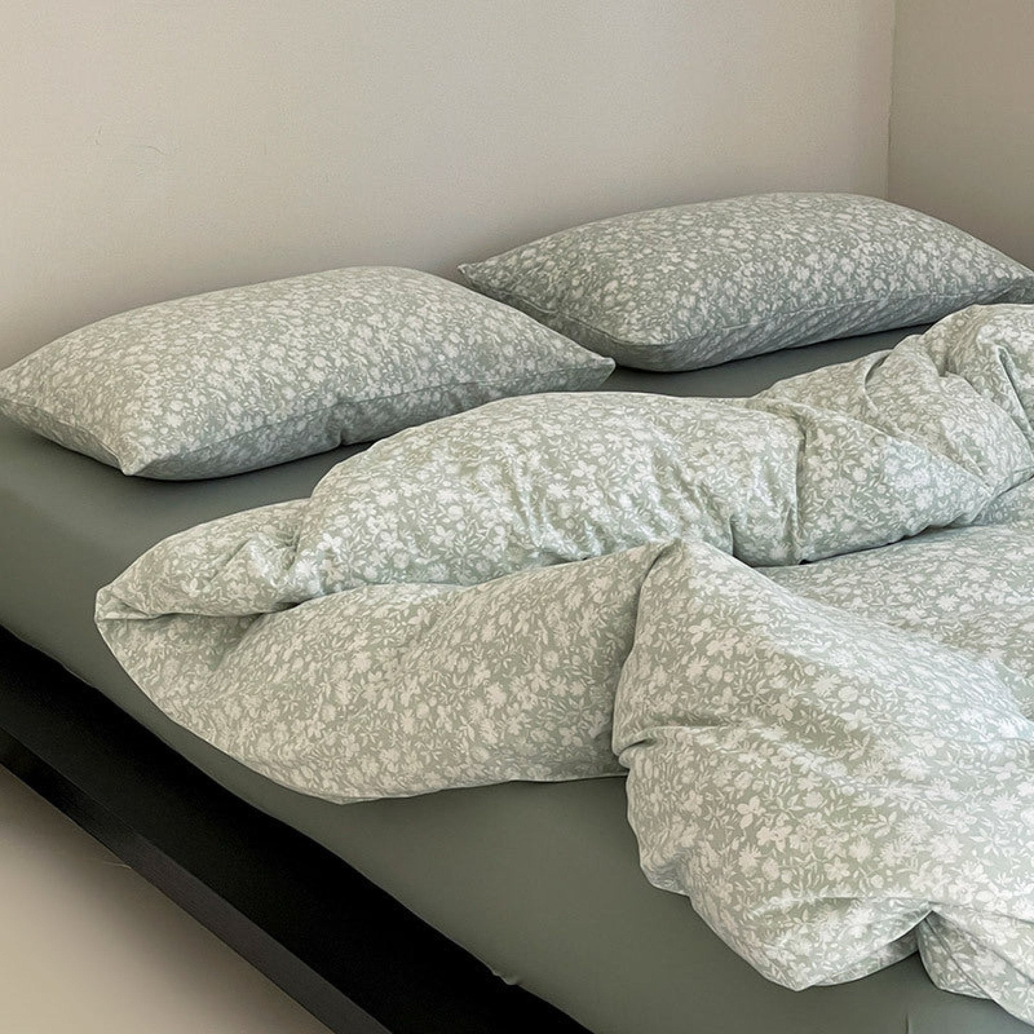 Jersey Knit Cotton Floral Bedding Set / White + Dark Blue - Ever Lasting