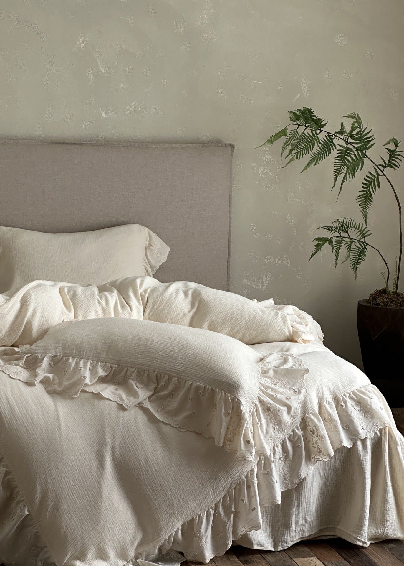 - Ever Lasting - Linden Ruffle Lace Bedding Bundle - Bedding Set - Ever Lasting