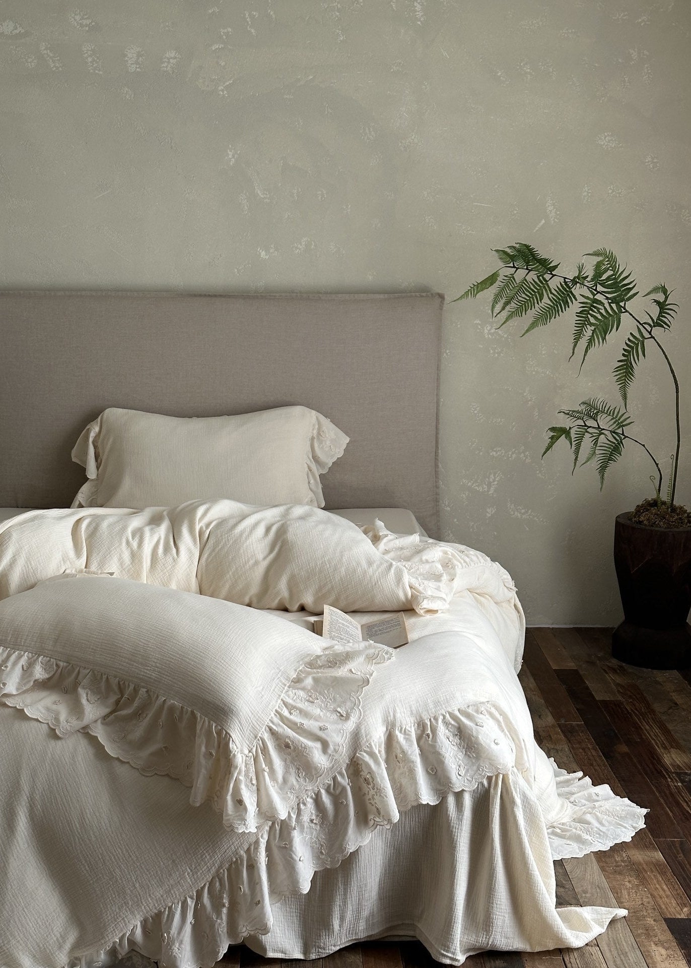 - Ever Lasting - Linden Ruffle Lace Bedding Bundle - Bedding Set - Ever Lasting