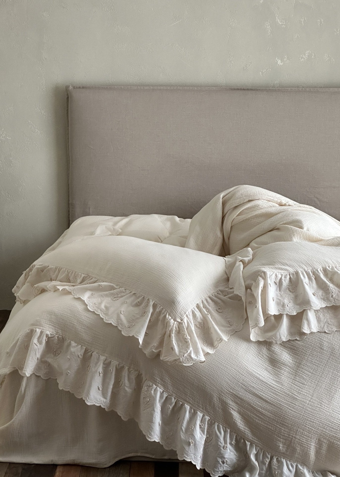 - Ever Lasting - Linden Ruffle Lace Bedding Bundle - Bedding Set - Ever Lasting