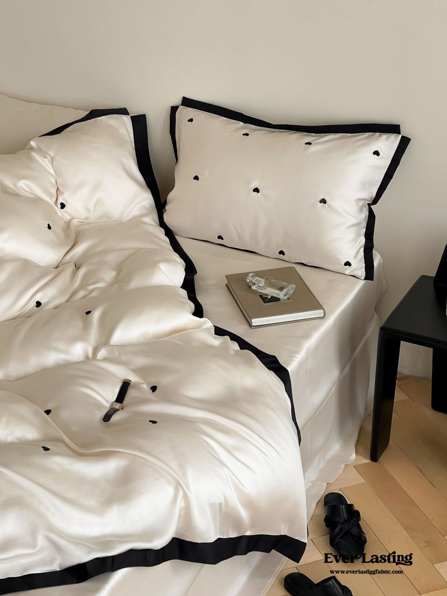 Silky Black Heart White Bedding Set / White + Black - Ever Lasting