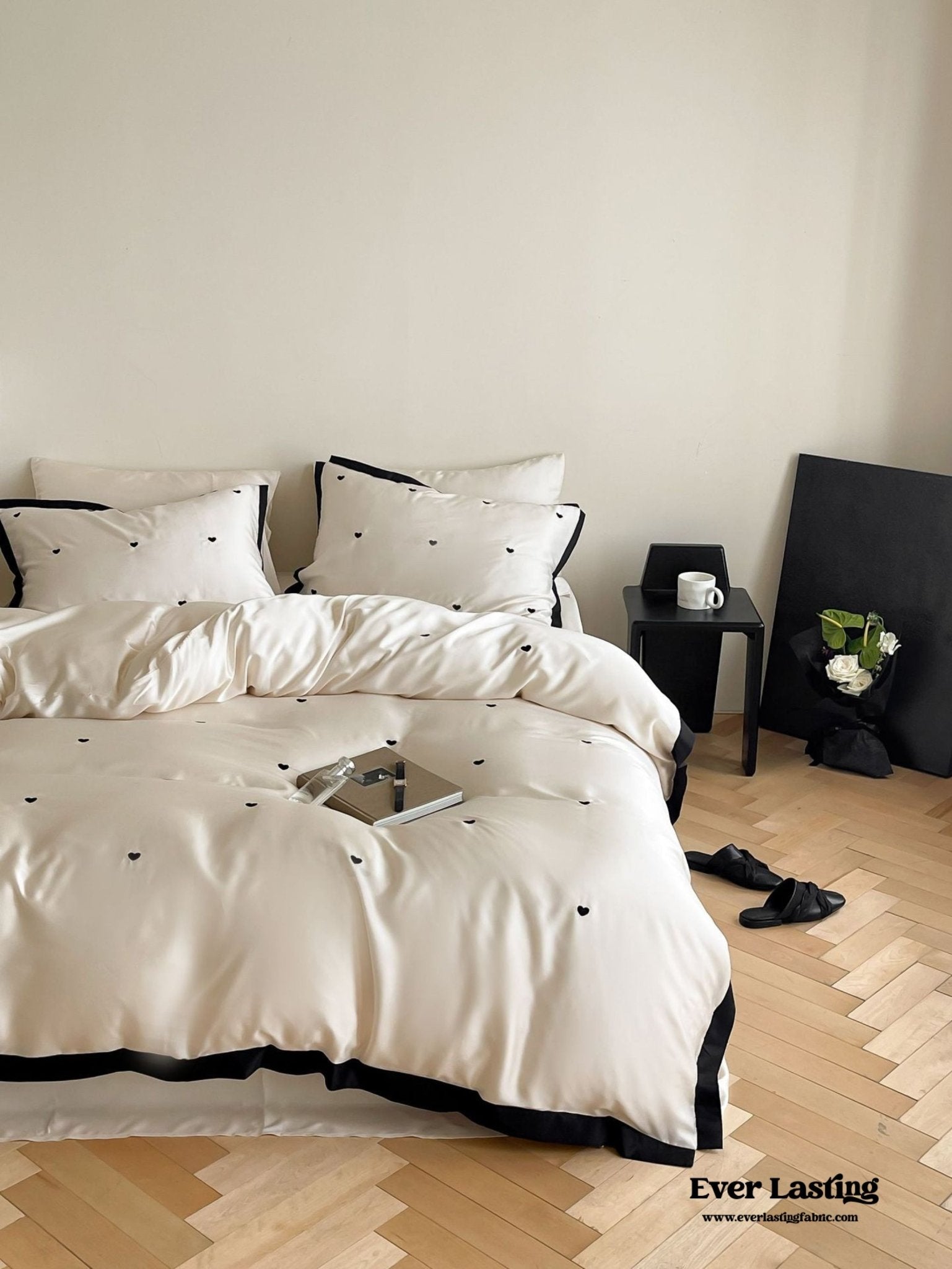 Silky Black Heart White Bedding Set / White + Black - Ever Lasting