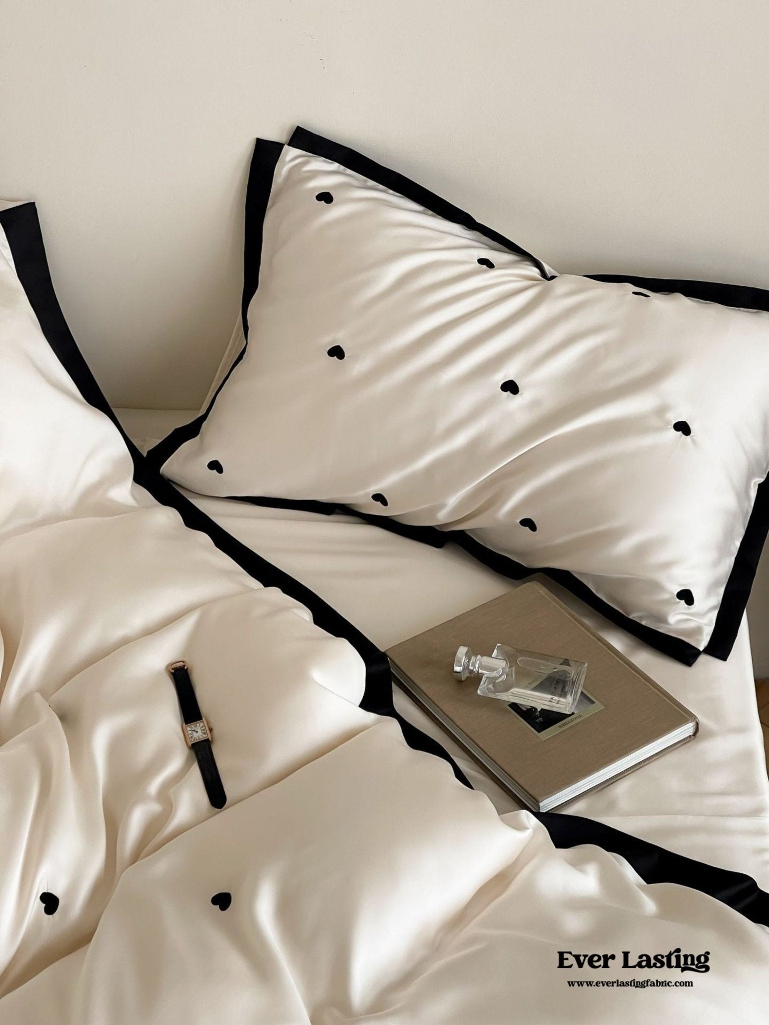Silky Black Heart White Bedding Set / White + Black - Ever Lasting