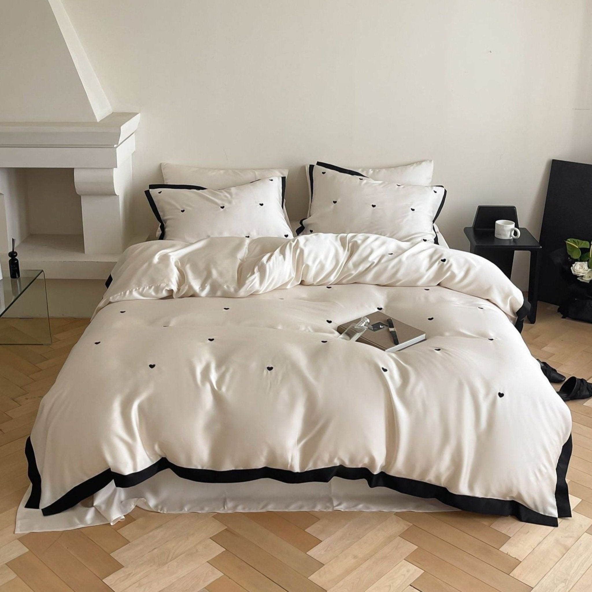 Silky Black Heart White Bedding Set / White + Black - Ever Lasting