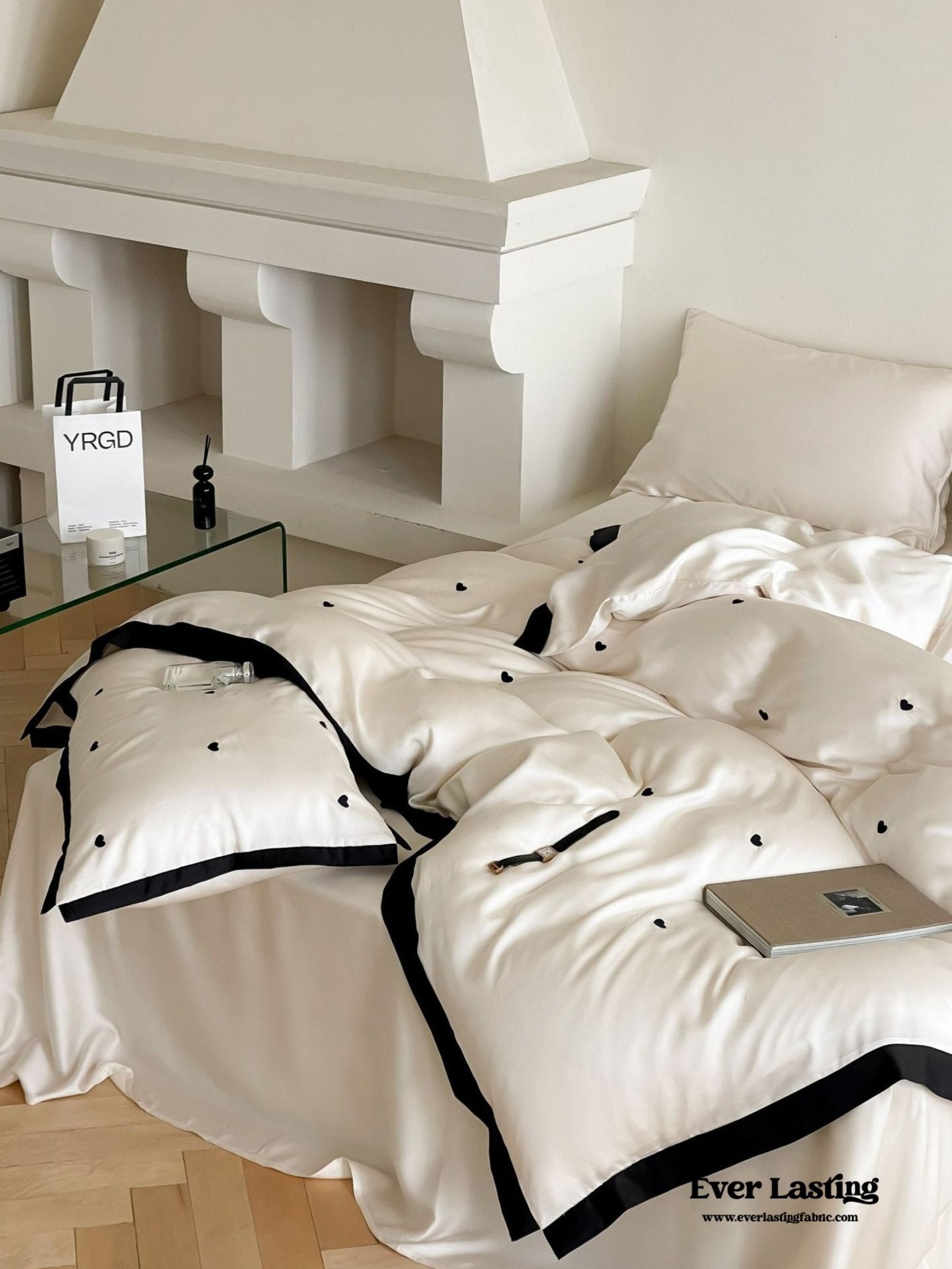 Silky Black Heart White Bedding Set / White + Black - Ever Lasting