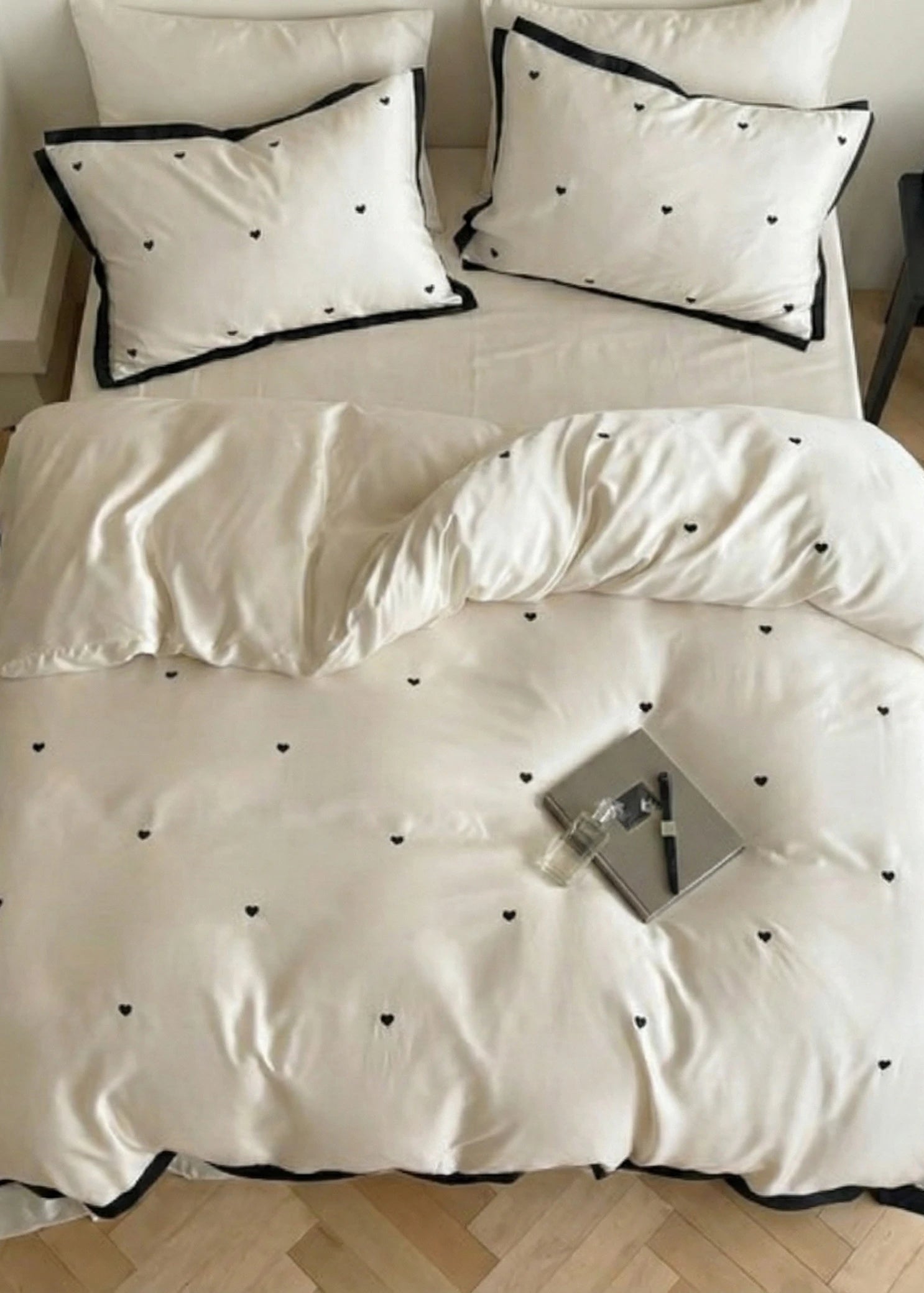 - Ever Lasting - Silky Black Heart White Bedding Set / White + Black - Bedding Set - Ever Lasting