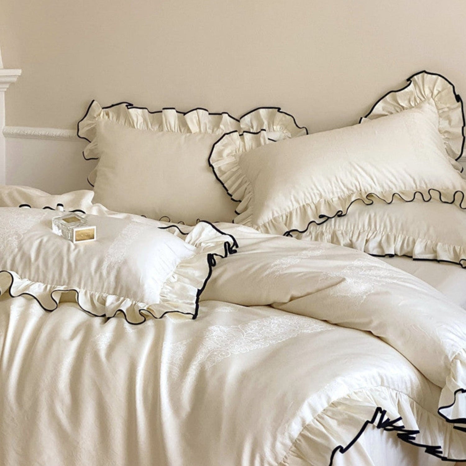 Silky Ruffle Bedding Set / White