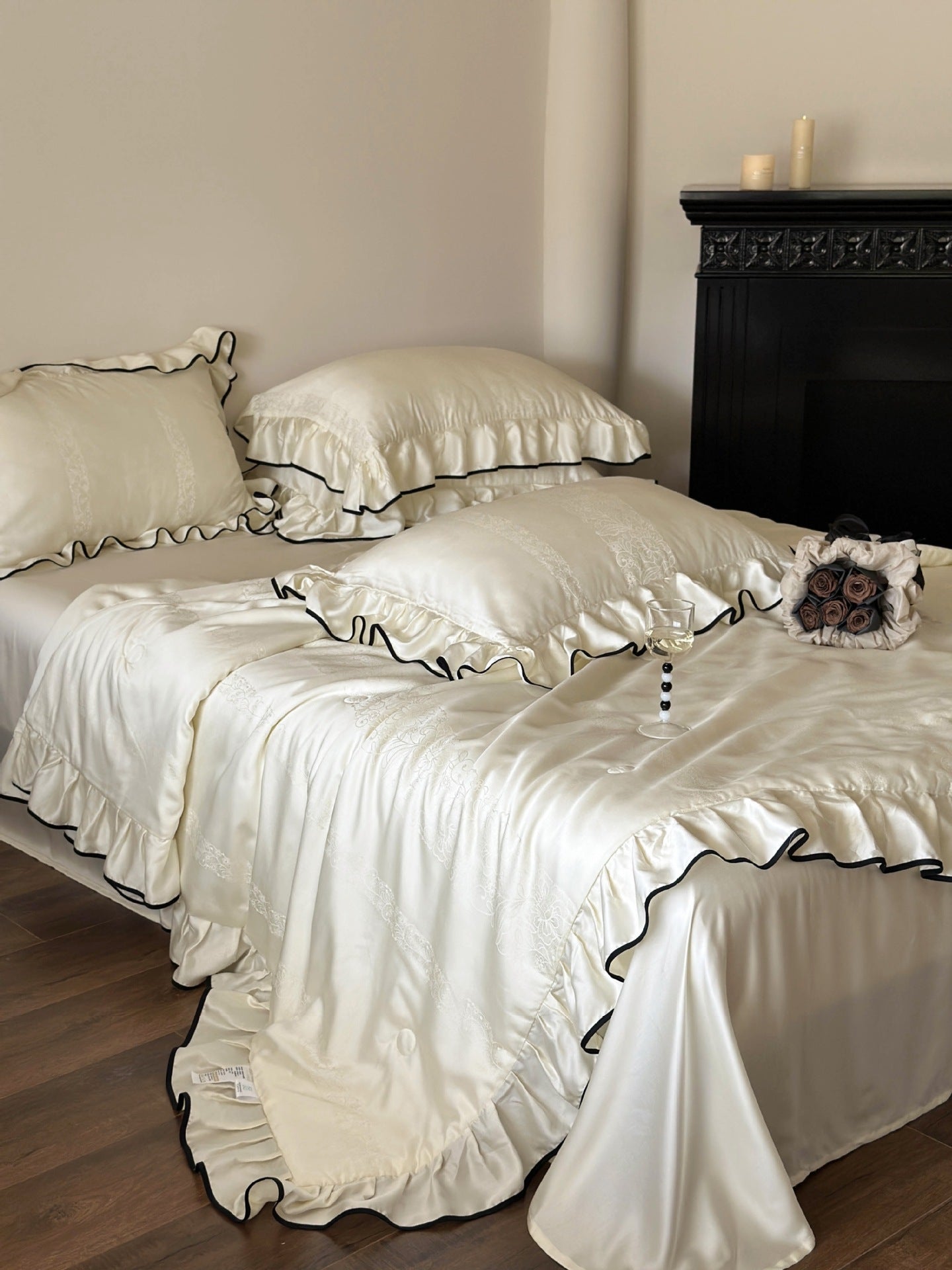 - Ever Lasting - Silky Ruffle Blanket Comforter Set / White - Bedding Set - Ever Lasting