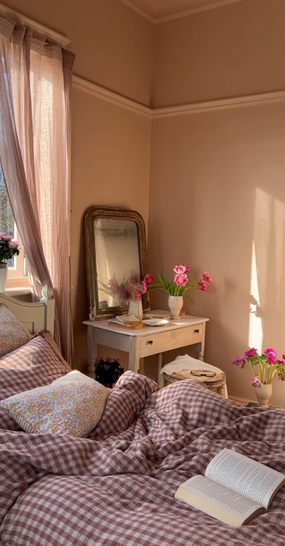 Vintage Bedroom Aesthetic: Why Is Everyone Obsessed? Learn How to Achieve it in Your Dorm! - Ever Lasting