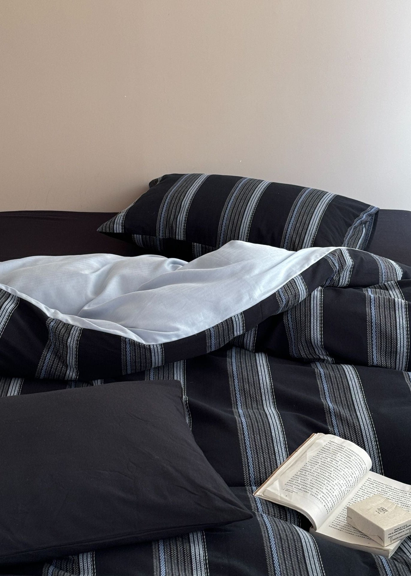Maple Jacquard Striped Bedding Set / Black