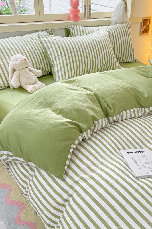 Striped Bedding Set / Purple