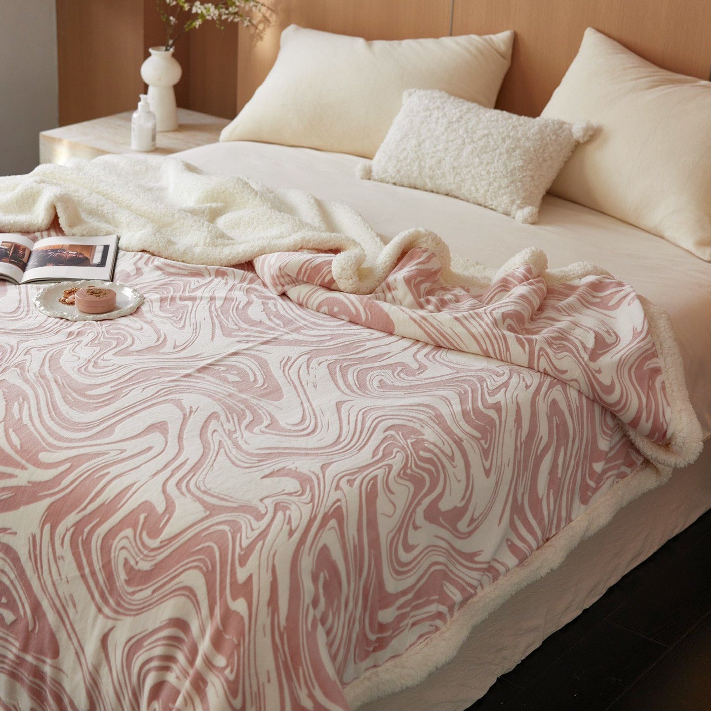 Aurielle Lamb Wool Blanket / Pink