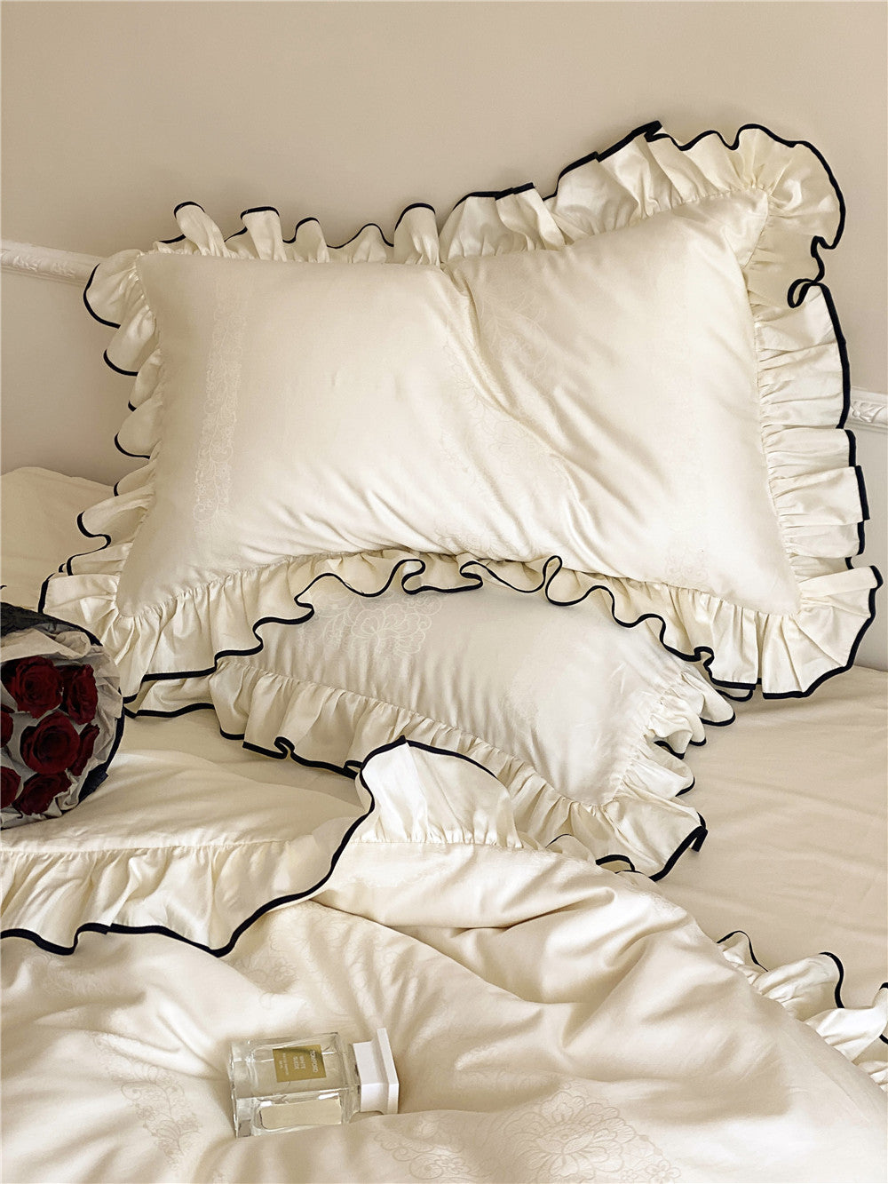 Silky Ruffle Bedding Set / White