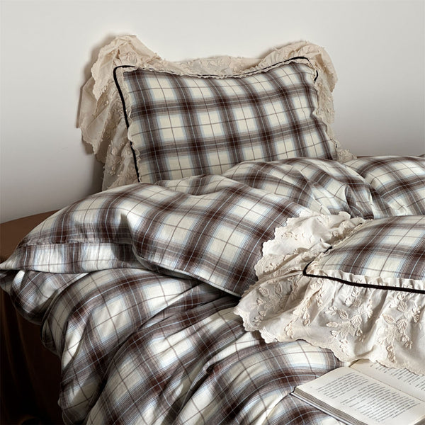 Beau Dark Academia Vintage Ruffle Bedding Set / White Plaid