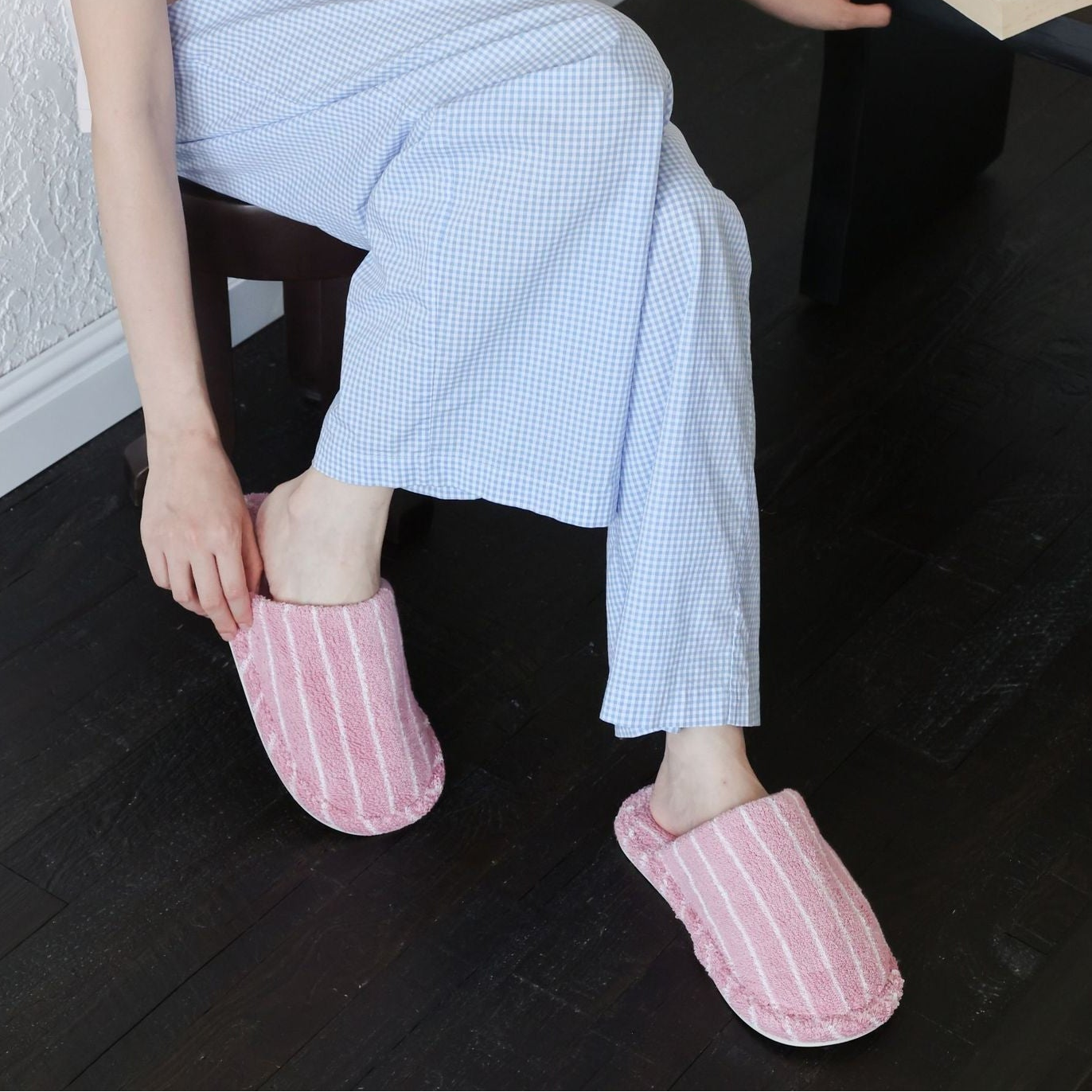 Thin Striped House Slippers / White+Black