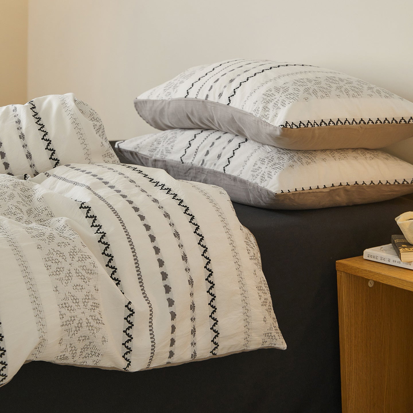  - Ever Lasting - Adriana Jacquard Bedding Set / Black + White - Bedding Set - Ever Lasting