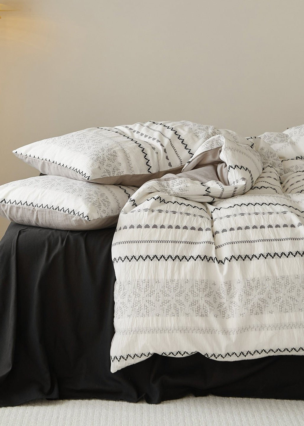  - Ever Lasting - Adriana Jacquard Bedding Set / Black + White - Bedding Set - Ever Lasting