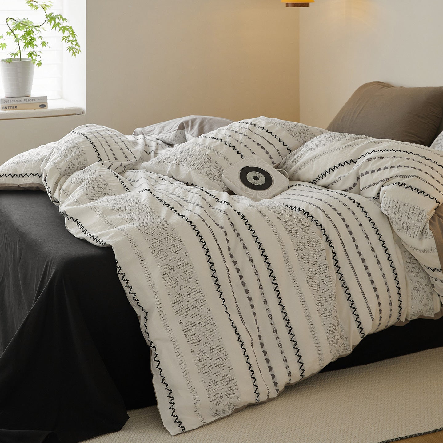  - Ever Lasting - Adriana Jacquard Bedding Set / Black + White - Bedding Set - Ever Lasting