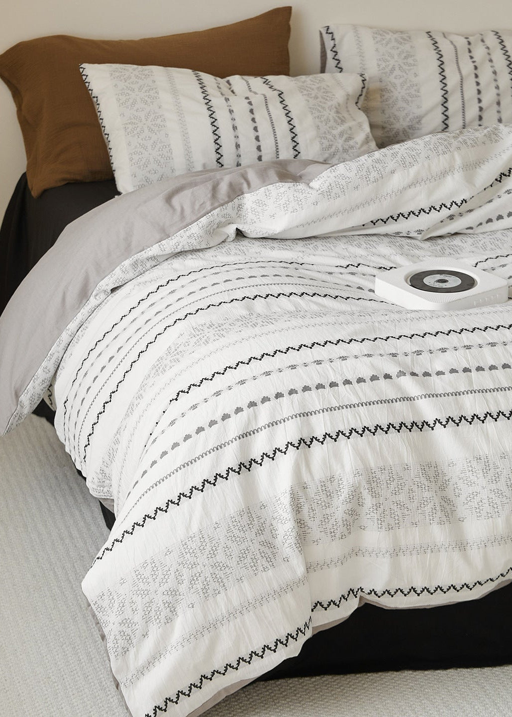  - Ever Lasting - Adriana Jacquard Bedding Set / Black + White - Bedding Set - Ever Lasting