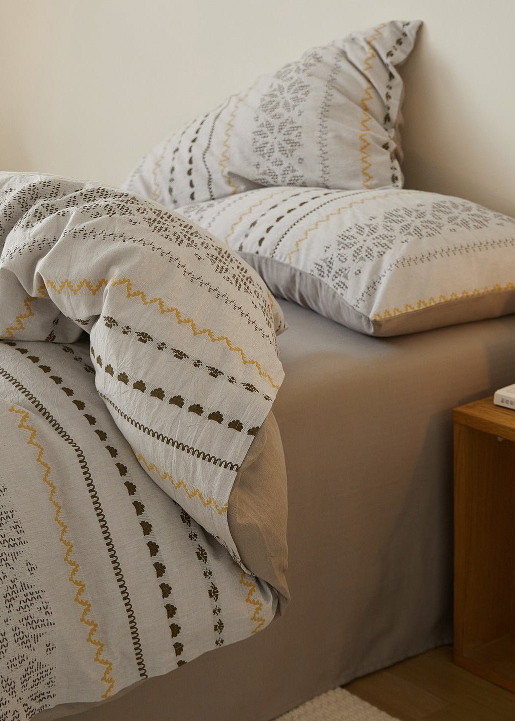  - Ever Lasting - Adriana Jacquard Bedding Set / Black + White - Bedding Set - Ever Lasting