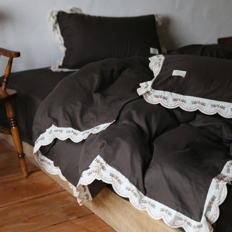 Dark Ruffle Bedding Set / Black Medium Flat