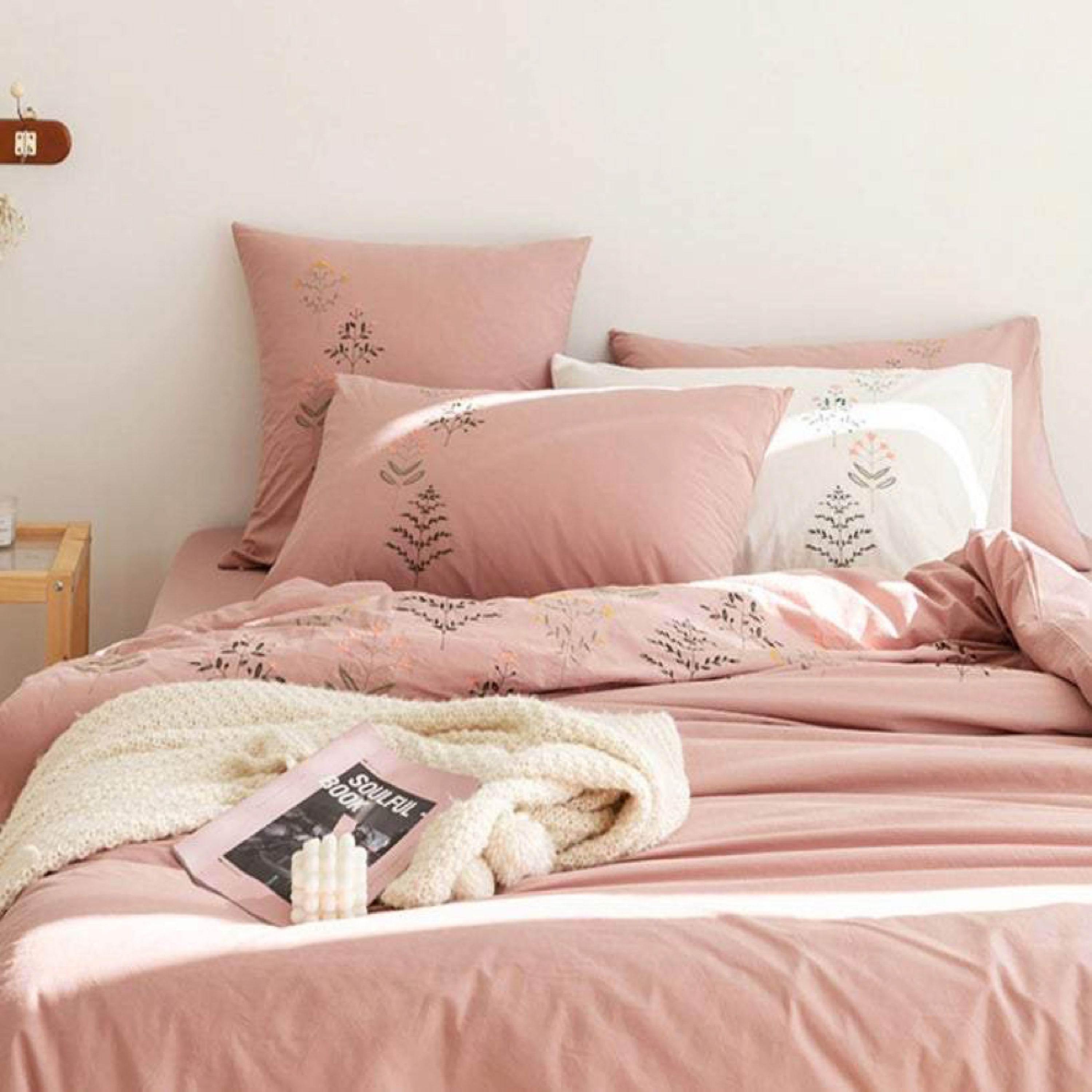 https://everlastingfabric.com/cdn/shop/files/embroidered-bedding-set-beige-pink-medium-flat-564.png?v=1696494326