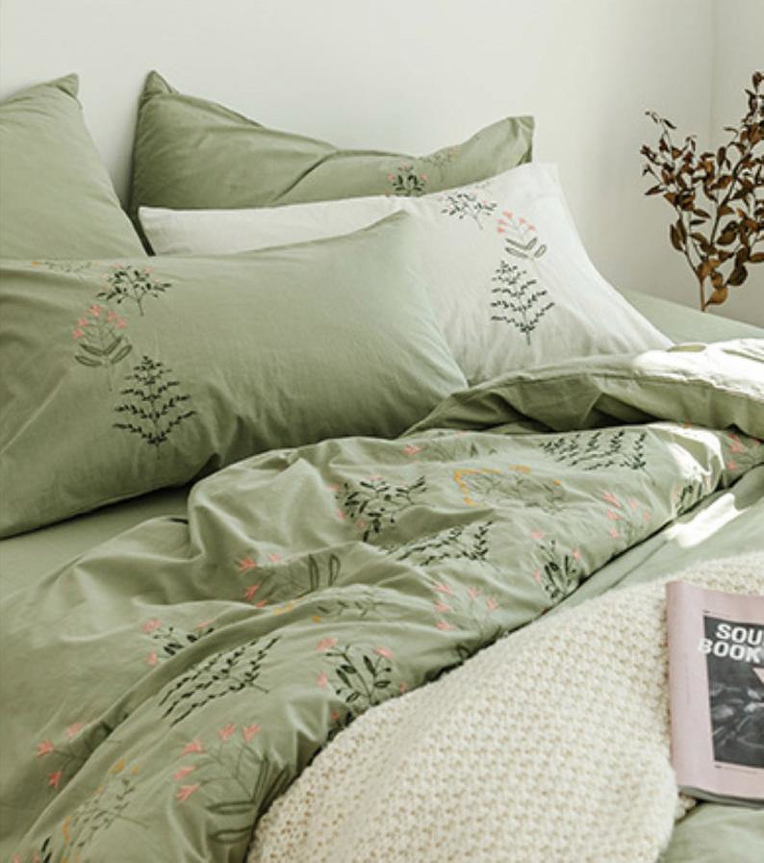 https://everlastingfabric.com/cdn/shop/files/embroidered-bedding-set-green-medium-flat-267.jpg?v=1696494189